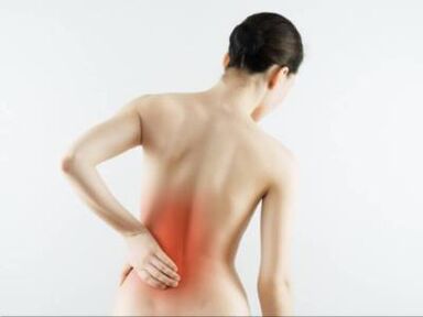 Bolečine v hrbtu v ledvenem delu ženske